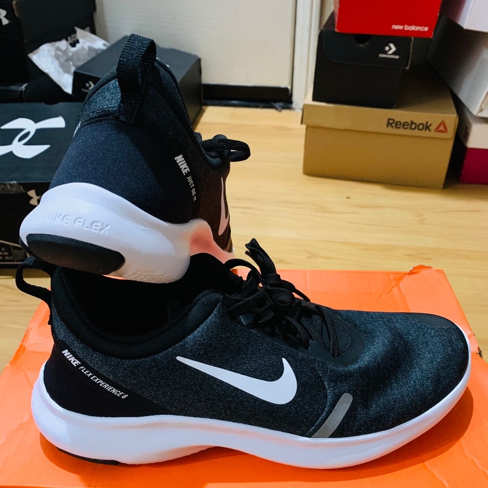 Nike (W)